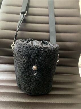 NWOT lululemon Crossbody Fleece Bucket Bag 2.5 L